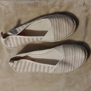 Rocketdog Size 8.5 cream/ tan. Flats